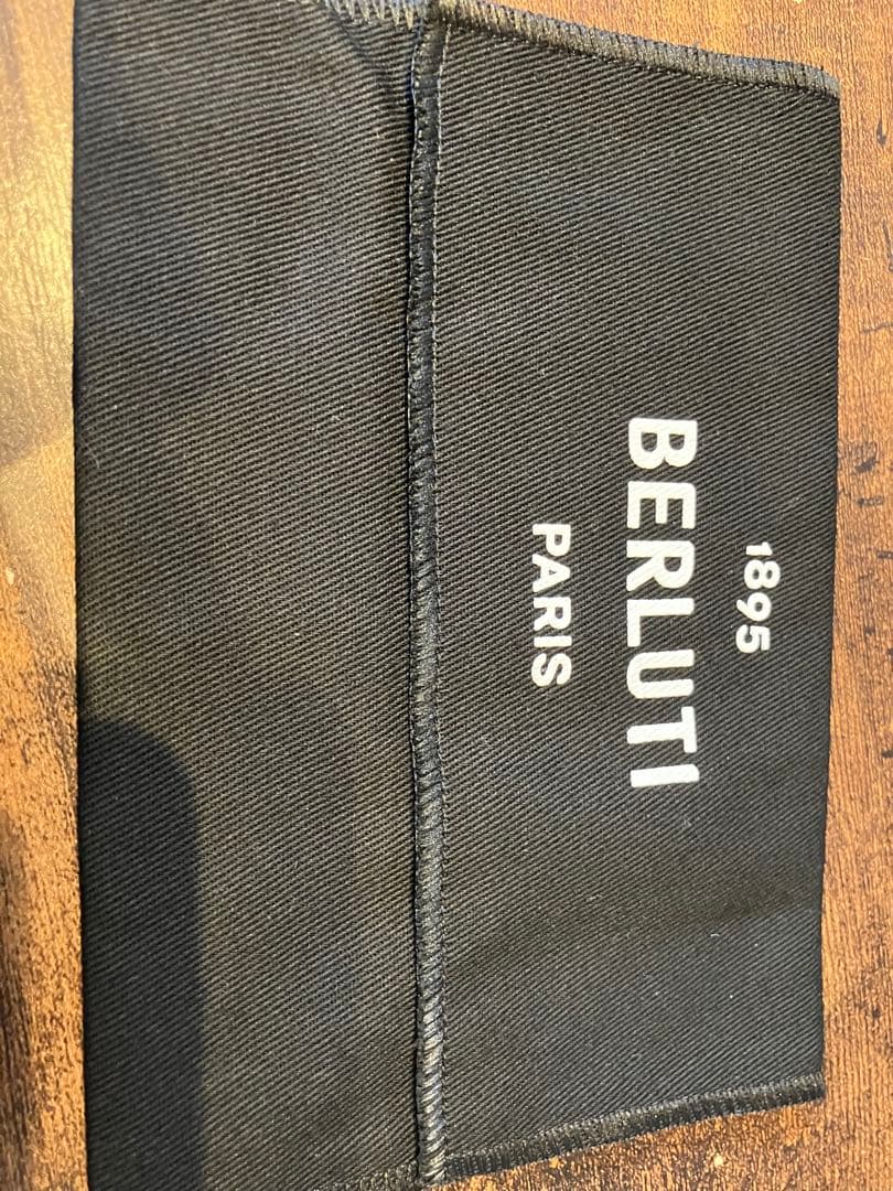BERLUTI ブラウンミニ財布 手書き風デザイン
