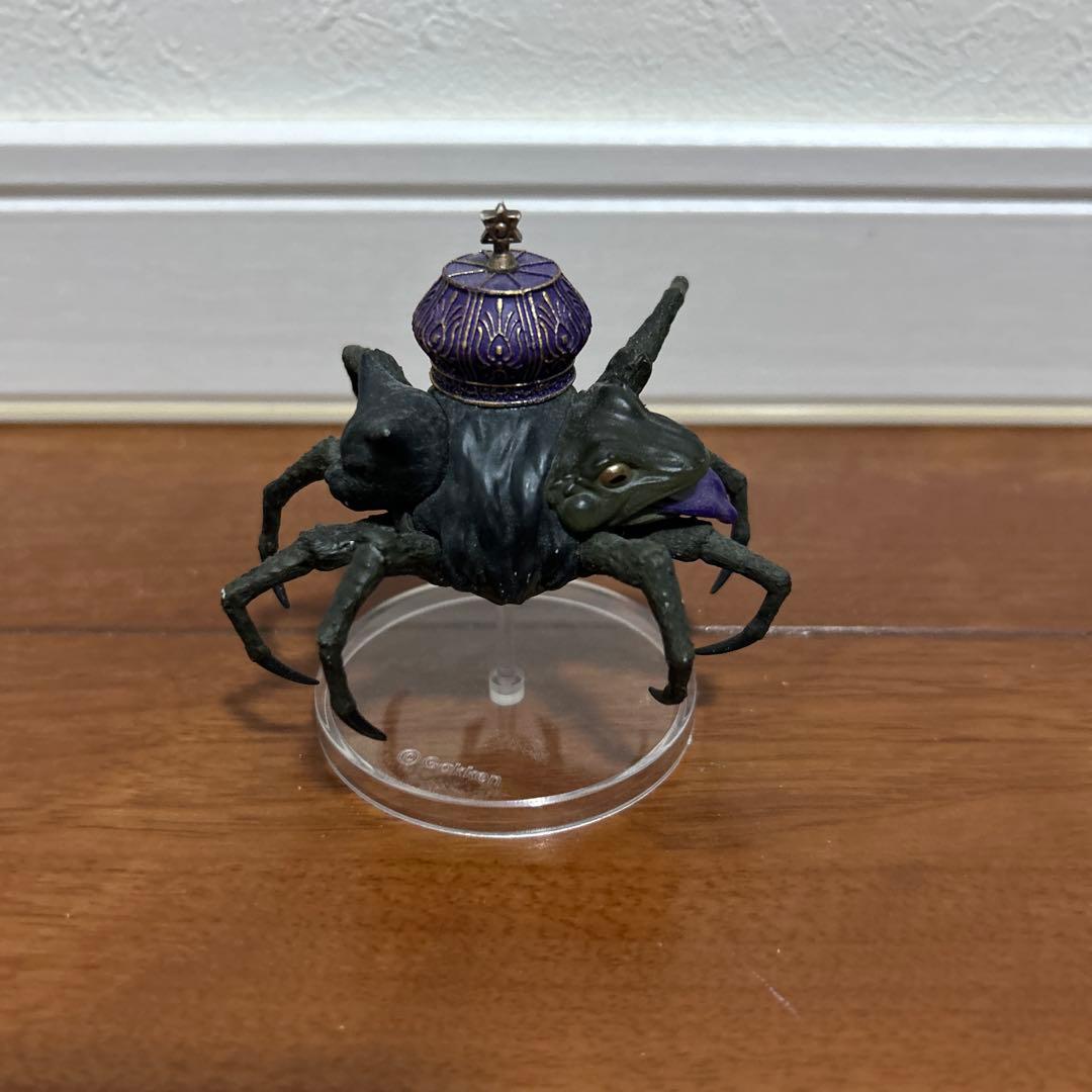 クモ型フィギュア 黒・紫 装飾帽子付き