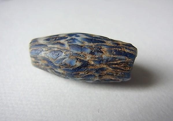 ★X2702★古代とんぼ玉 (A08) モザイク　白青　ガラスビーズ　紡錘形