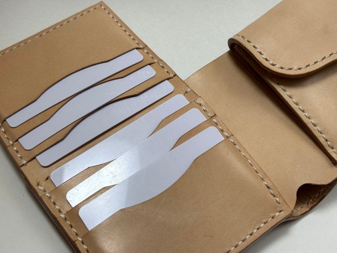 ヌメ革　二つ折り財布　カード収納11枚　レザーカービング　ハンドメイド