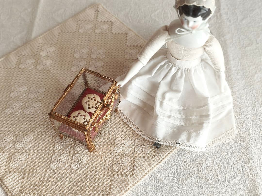 【✳︎toto✳︎さま】vintage ✵ 彫りのお花クリップ * イヤリング