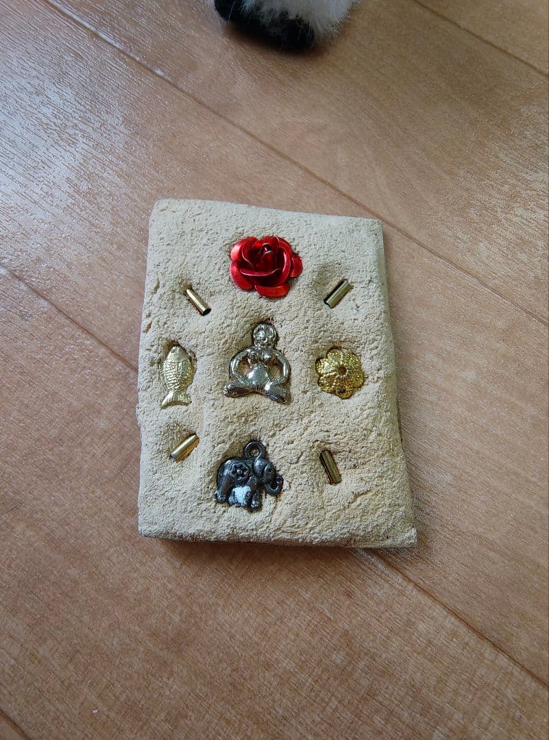 タイのお守りプラクルアン！白い板？に虎ッ！魔除けに幸運値アップ！！