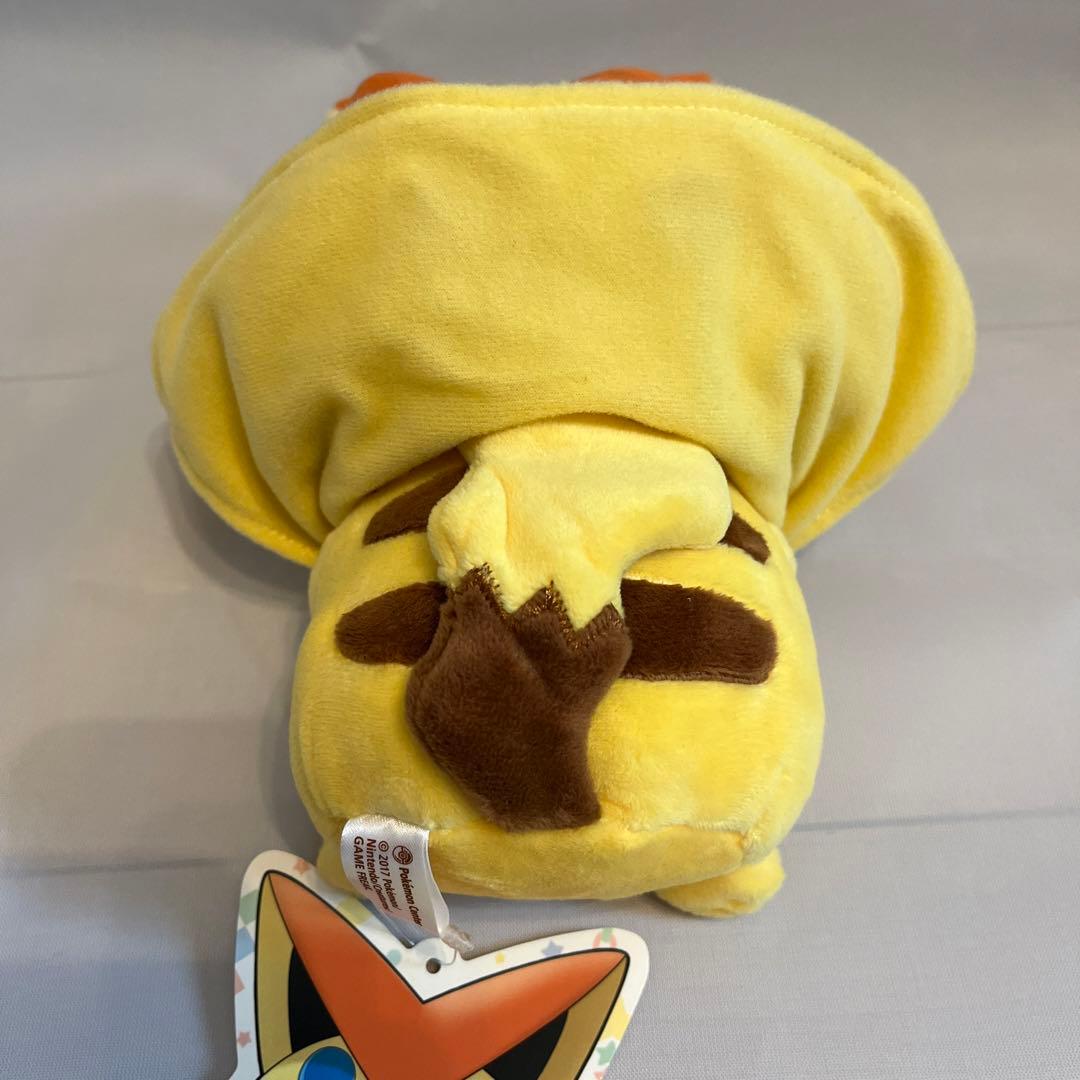 ポンチョを着たピカチュウ　ビクティニ　ぬいぐるみ