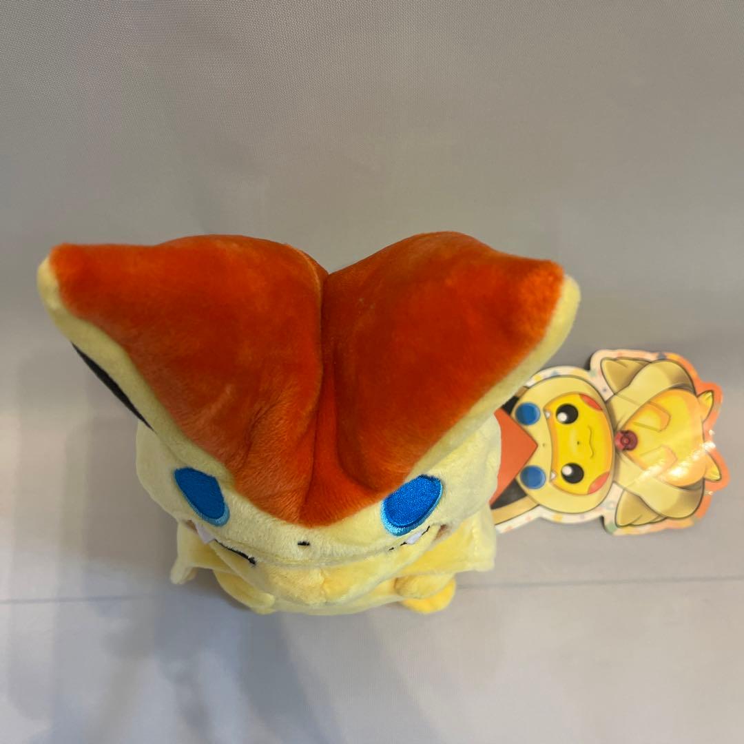 ポンチョを着たピカチュウ　ビクティニ　ぬいぐるみ