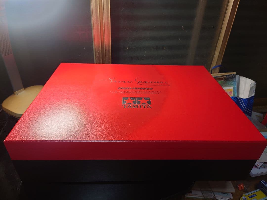 タミヤ　1/12 エンツォフェラーリ　セミアッセンブルモデル (箱に難アリ)