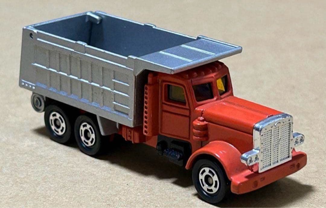 トミカ アメリカン ダンプトラック オレンジ