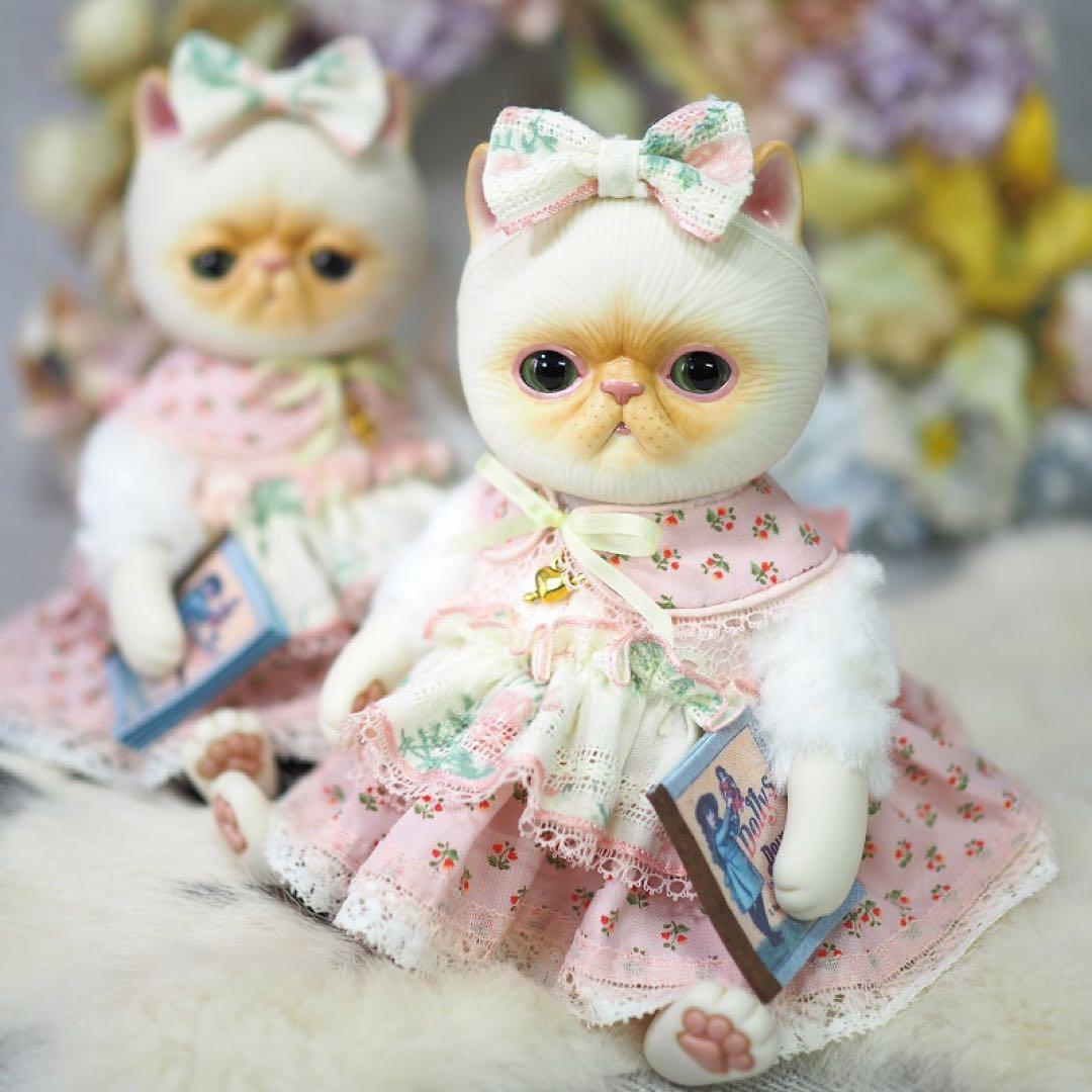 ねこちゃんドール♡双子ちゃん ピンクの小花ワンピースドレス（右側の子）