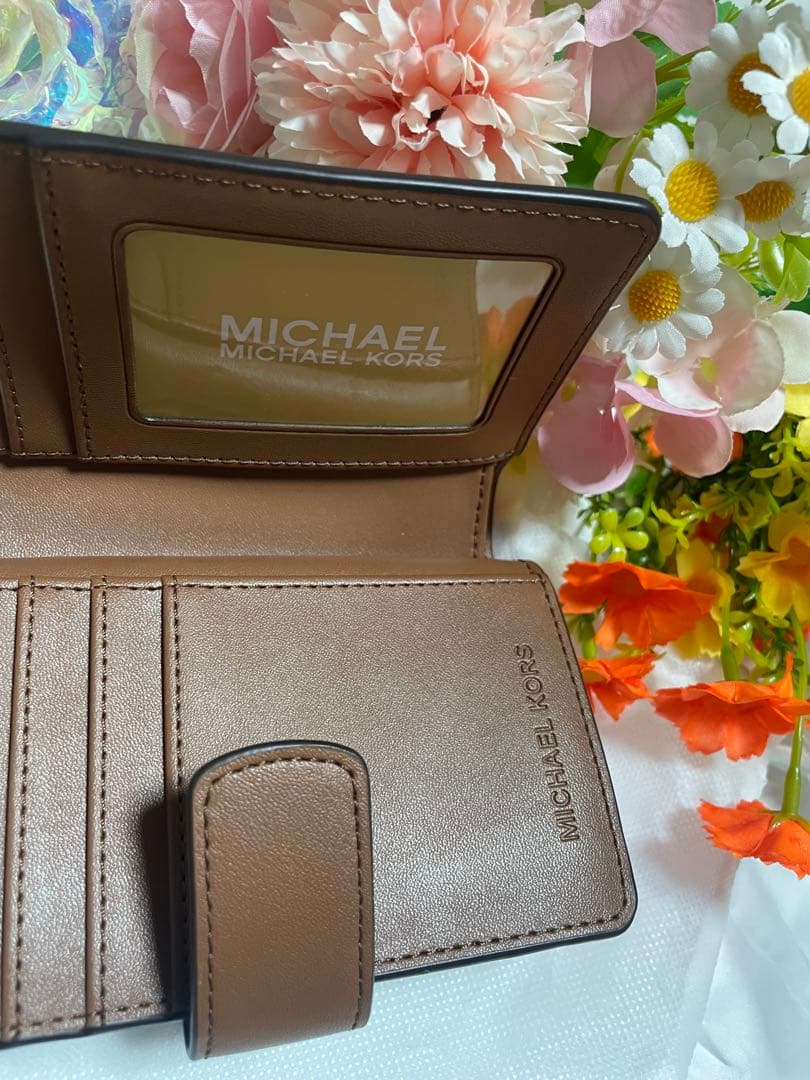 バ*。様 ❤️[新品、未使用]❤️Michael Kors 二つ折りシグネチャー