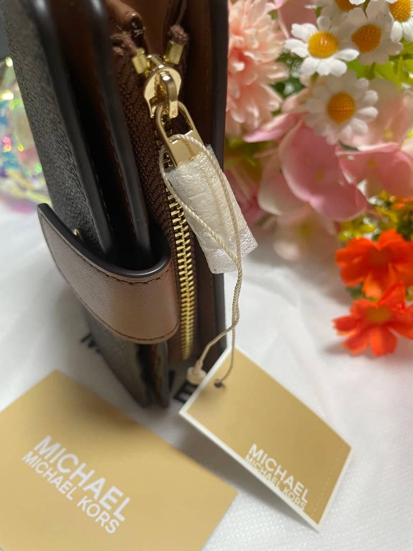バ*。様 ❤️[新品、未使用]❤️Michael Kors 二つ折りシグネチャー