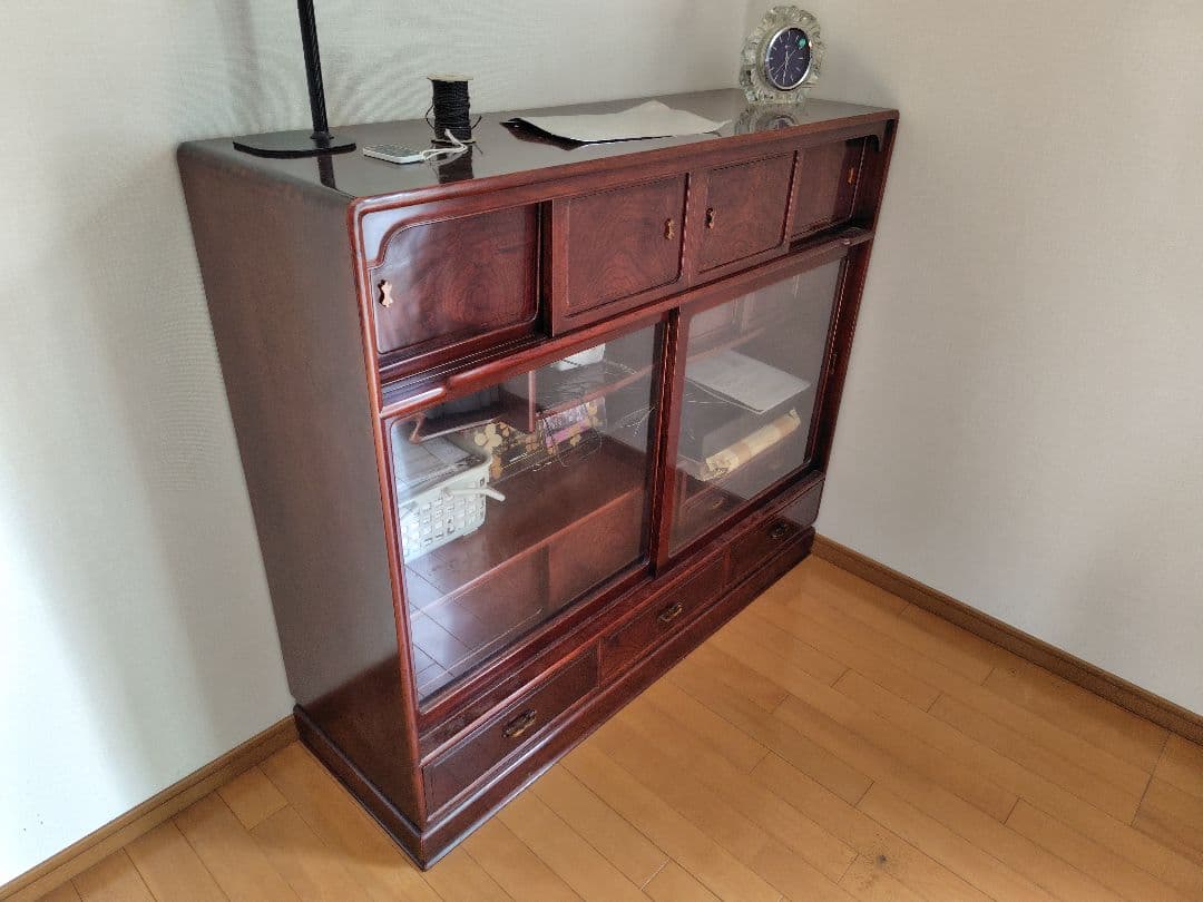 木製ガラス扉付き収納キャビネット　茶箪笥