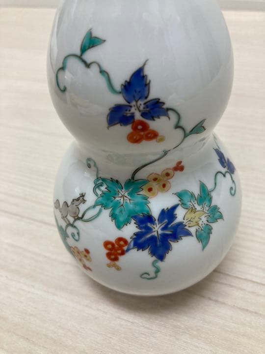 人間国宝　 十三代　酒井田柿右衛門作　錦 葡萄文 花瓶