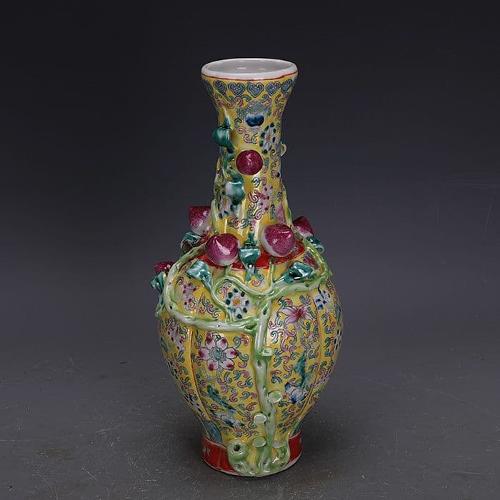 清乾隆粉彩万花堆彫九桃花瓶  景徳鎮  陶磁器 装飾品 現代工芸品 美術品 置物