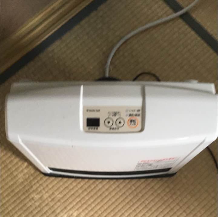 ポスターサイン入り、カーテン、ヒーター、よっちゃん