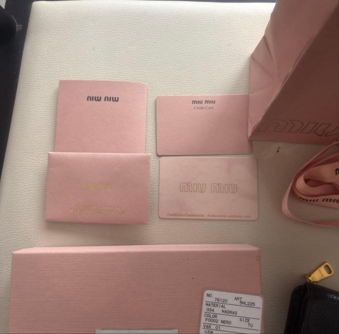 【期間限定お値下げ中‼️】miu miu 黒 三つ折り財布 付属品あり