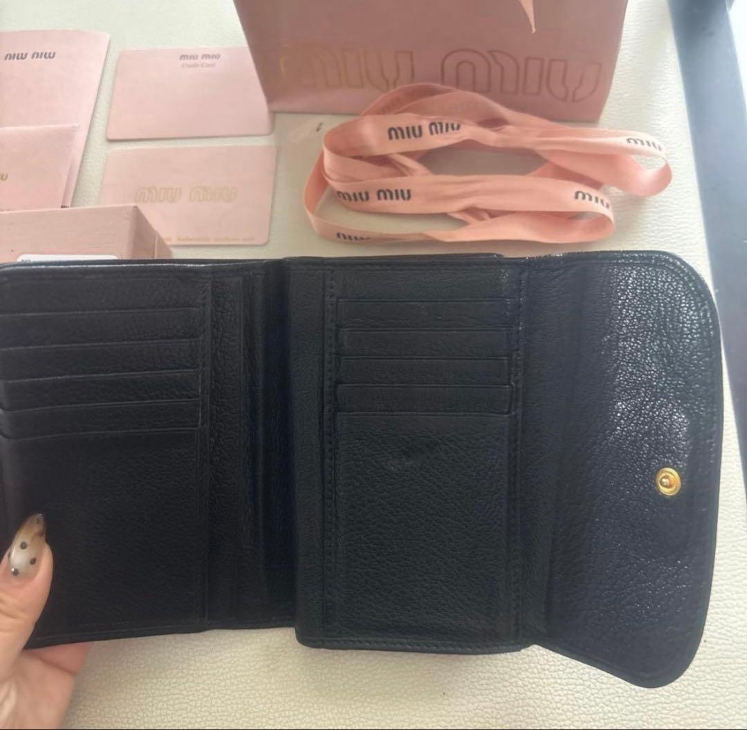 【期間限定お値下げ中‼️】miu miu 黒 三つ折り財布 付属品あり