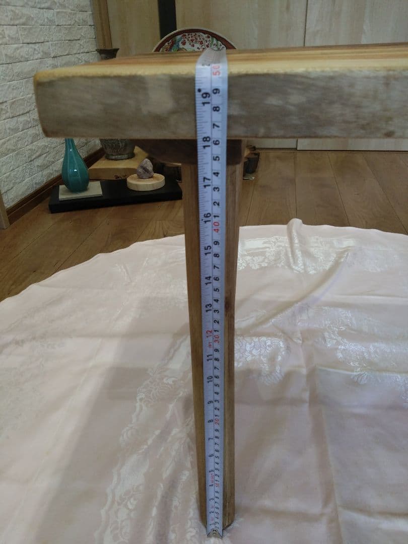 楠（くす）のテーブル⑲　耳付き楠の木の一枚板の模様が綺麗なテーブル