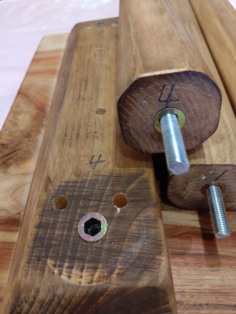 楠（くす）のテーブル⑲　耳付き楠の木の一枚板の模様が綺麗なテーブル