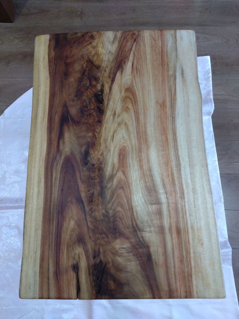 楠（くす）のテーブル⑲　耳付き楠の木の一枚板の模様が綺麗なテーブル