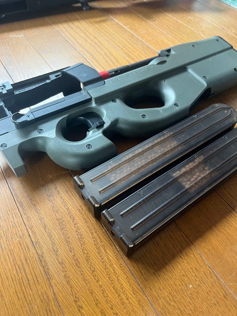 p-90 電動ガン　マガジン　バッテリー付き　サバゲー