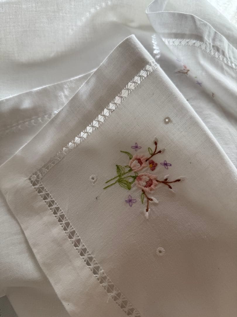 フランスアンティークஐ⋆*優しい色合いの花柄刺繍のクロス