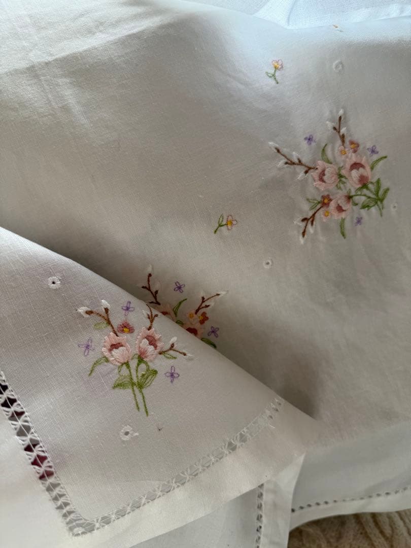 フランスアンティークஐ⋆*優しい色合いの花柄刺繍のクロス