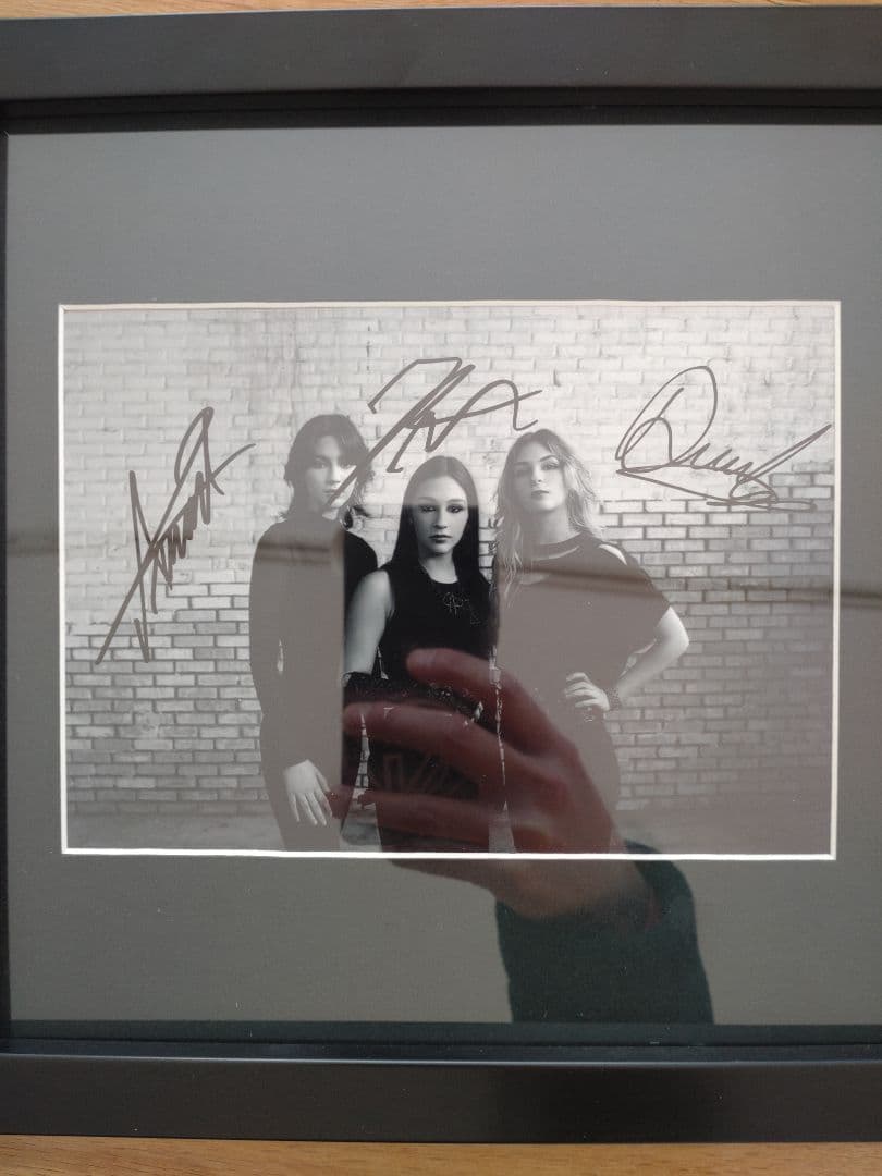 The Warning 直筆サイン　写真