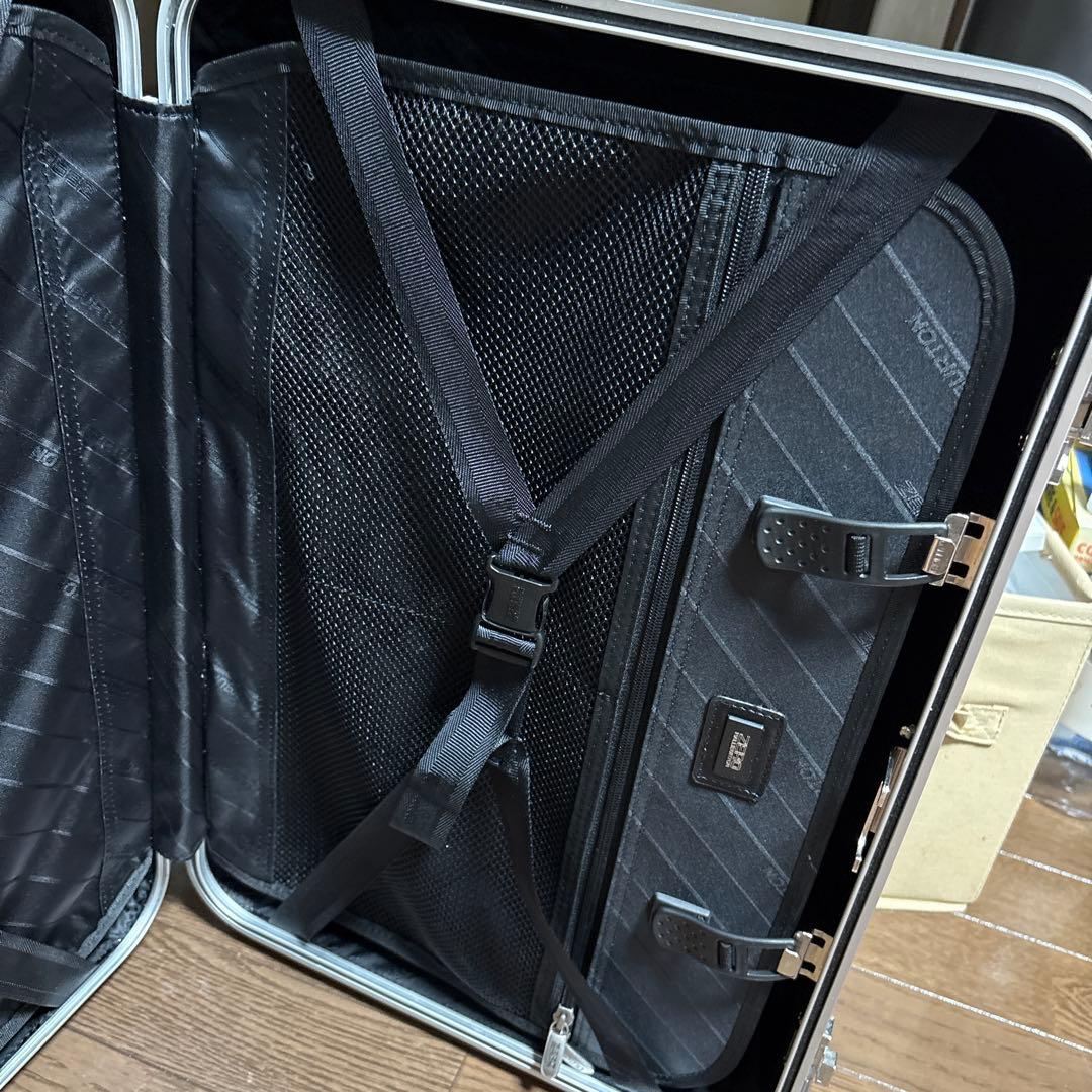 無骨でかっこいい！ゼロハリバートン　アルミ製スーツケース　機内持ち込み可