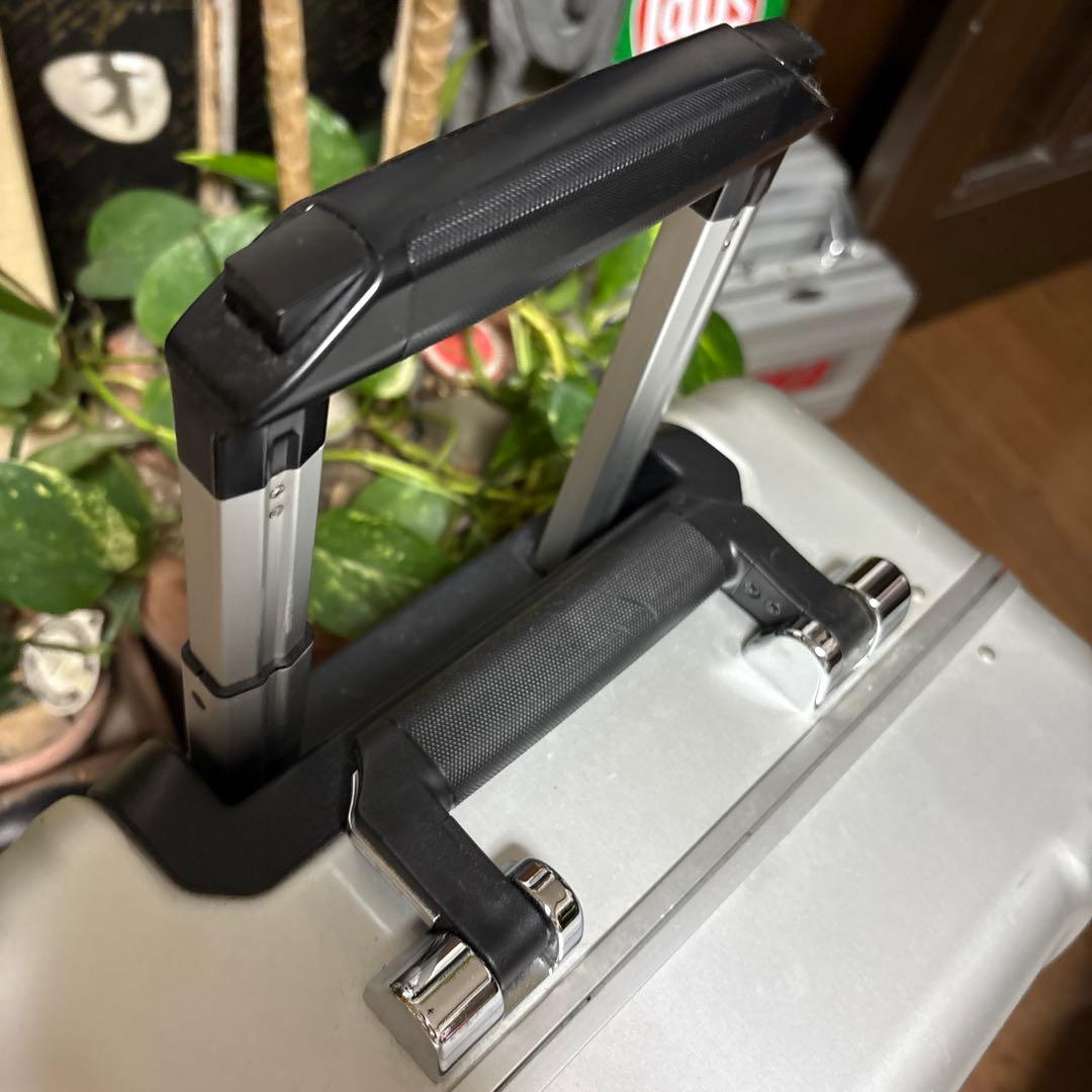 無骨でかっこいい！ゼロハリバートン　アルミ製スーツケース　機内持ち込み可