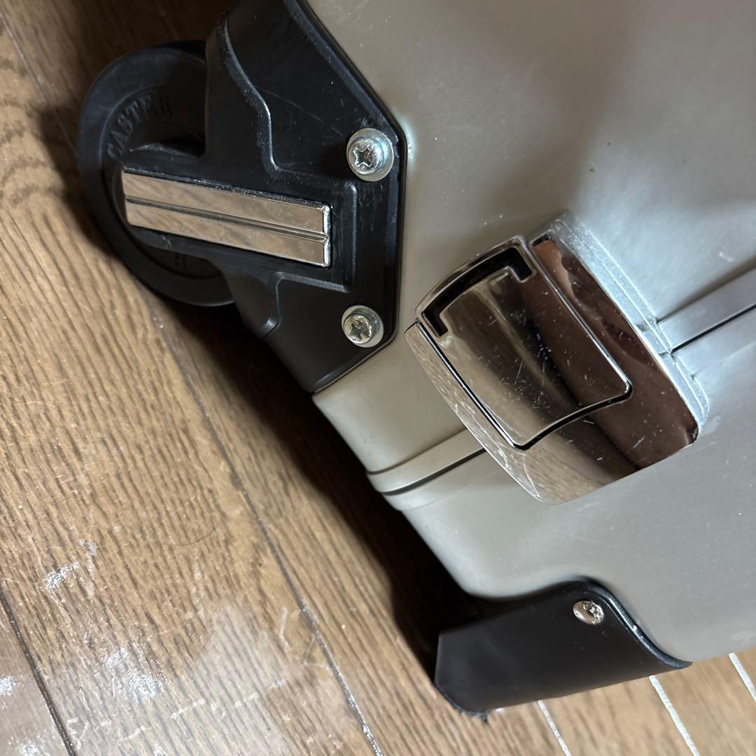 無骨でかっこいい！ゼロハリバートン　アルミ製スーツケース　機内持ち込み可