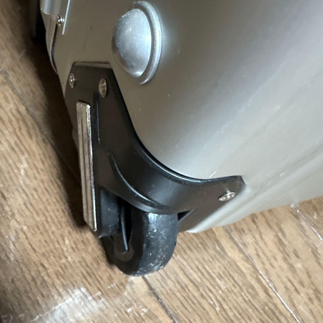 無骨でかっこいい！ゼロハリバートン　アルミ製スーツケース　機内持ち込み可