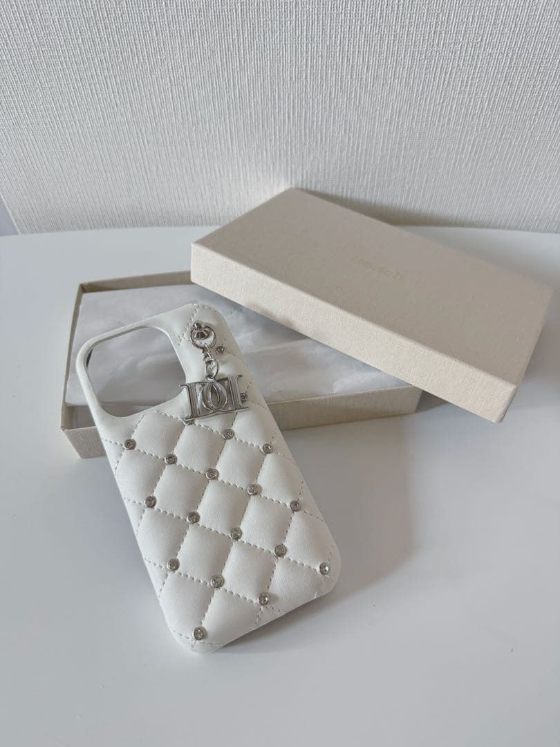 Darich キルティングビジューDDチャーム iPhone16Pro ケース