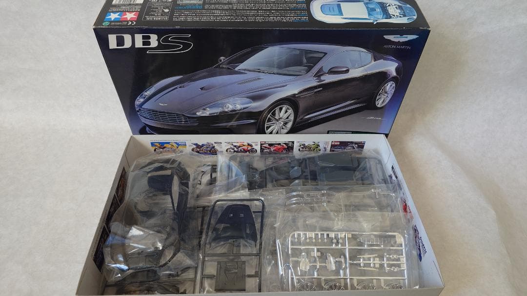 タミヤ 1/24アストンマーティンDBS、童友社ジェームス・ボンド/オッドジョブ
