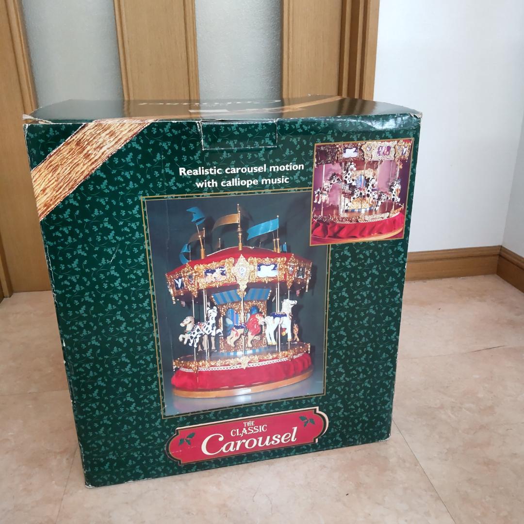 カルーセル　回転木馬　大きなメリーゴー ラウンド
