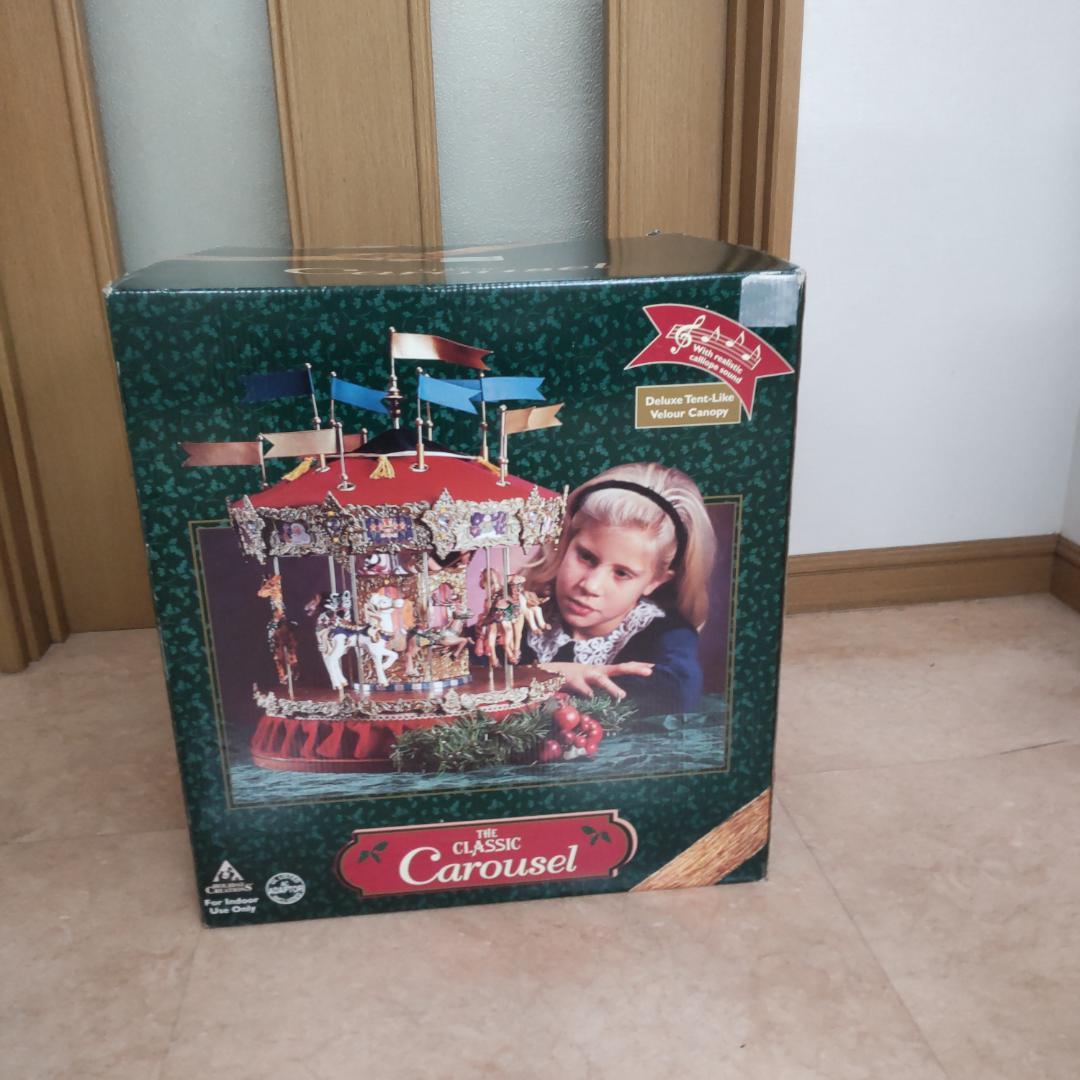 カルーセル　回転木馬　大きなメリーゴー ラウンド