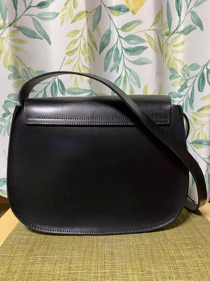 革　ショルダーバッグ　ブラック