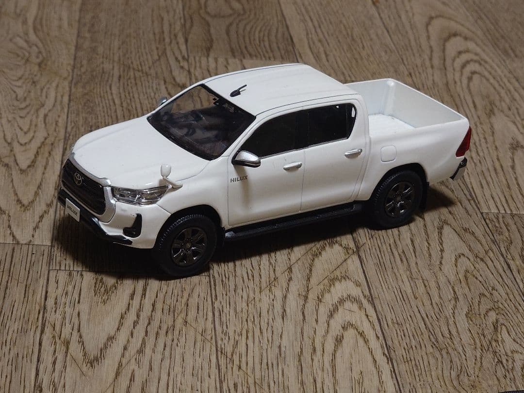 非売品　1/30 新型　ハイラックス　ミニカー　スーパーホワイト　箱付