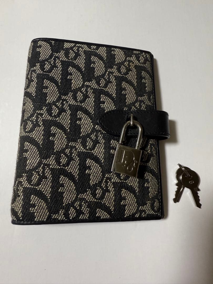 Dior 手帳カバー ロゴ入り 鍵付き