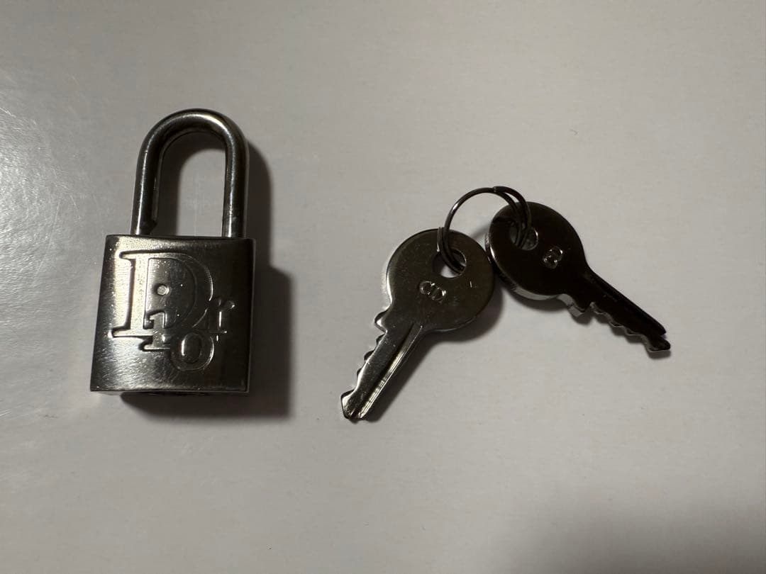 Dior 手帳カバー ロゴ入り 鍵付き