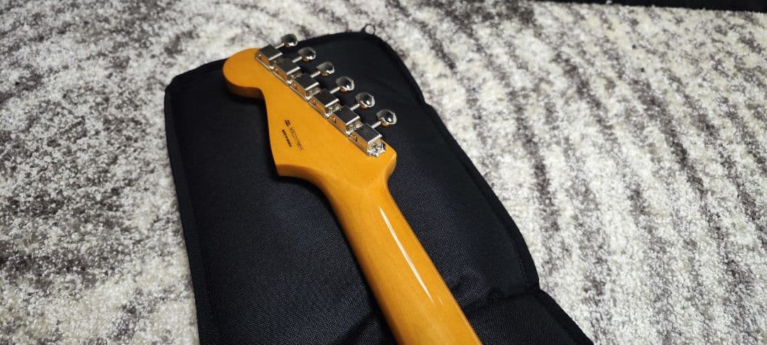 FENDER vintera Stratocaster ストラト