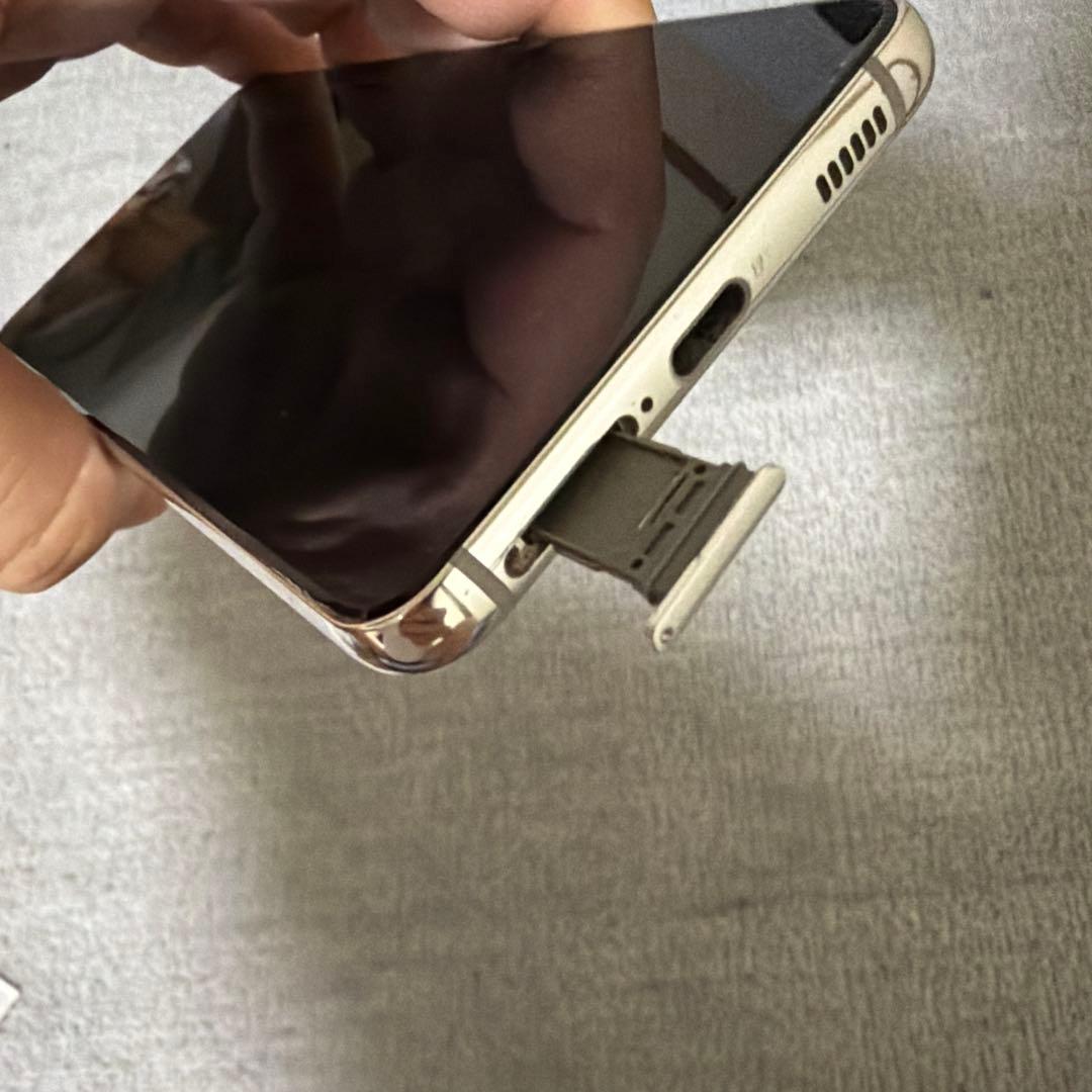 中古品　スマートフォン本体及び付属品一式（SIMロック解除済み、初期化済み）