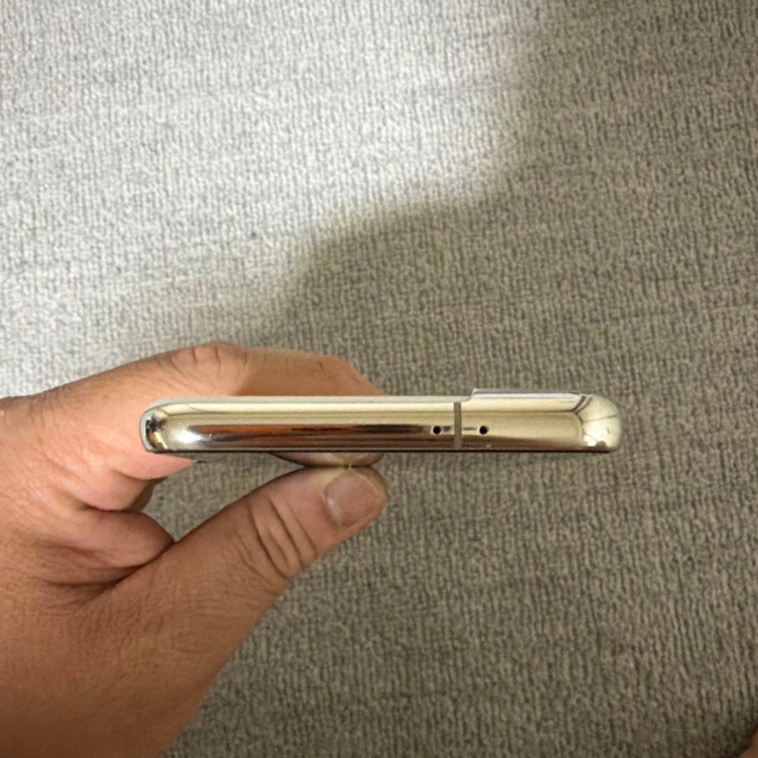 中古品　スマートフォン本体及び付属品一式（SIMロック解除済み、初期化済み）