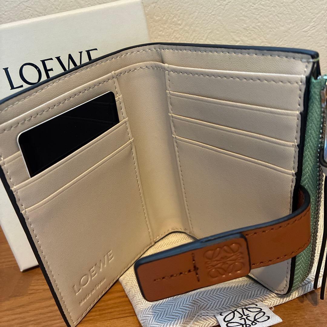 新品未使用　LOEWE 緑色 二つ折り財布