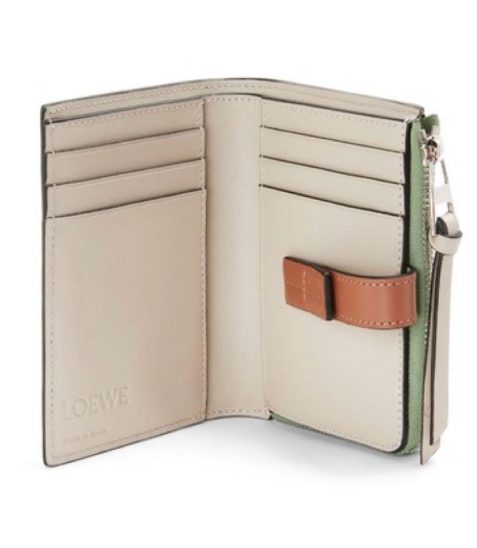 新品未使用　LOEWE 緑色 二つ折り財布