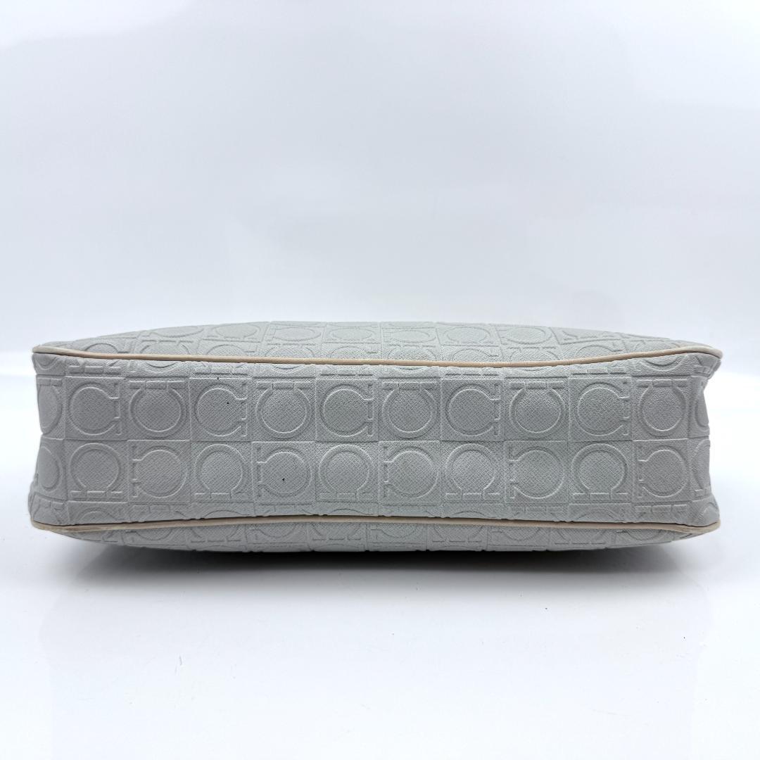 フェラガモ ワンショルダーバッグ アクセサリーポーチ ガンチーニ 肩掛け可能