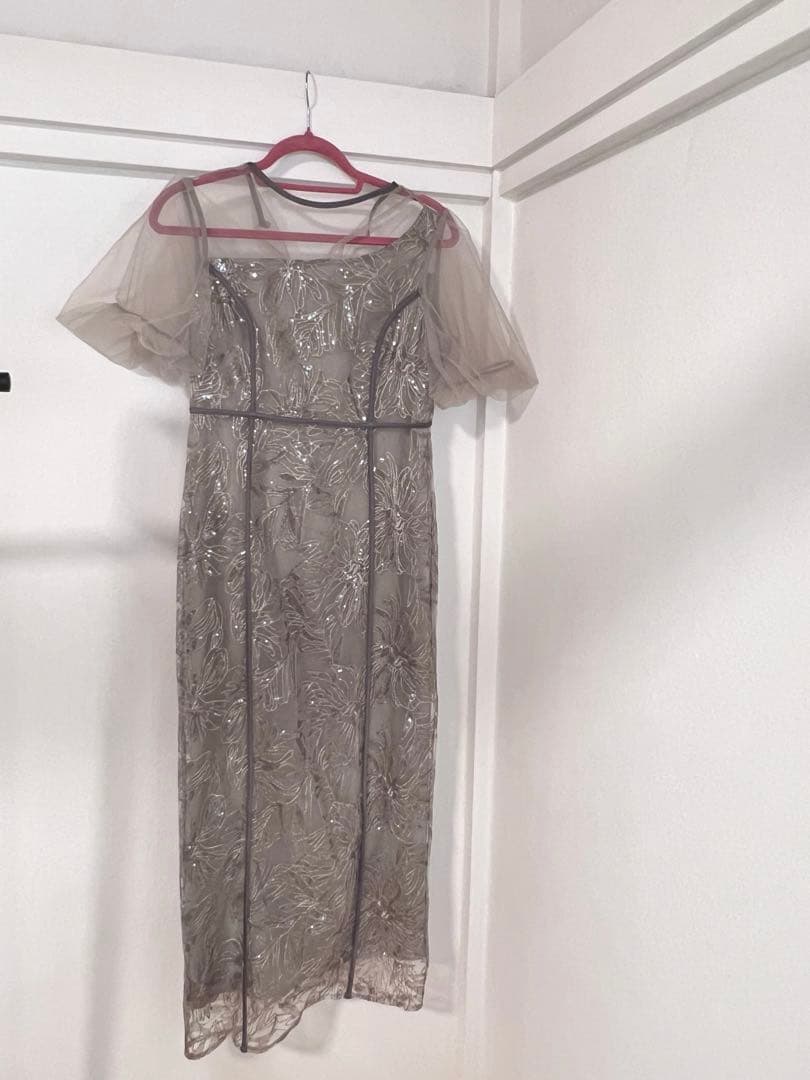 【LEJA】アシンメトリーシアーフラワードレスワンピース美脚効果結婚式 ドレス