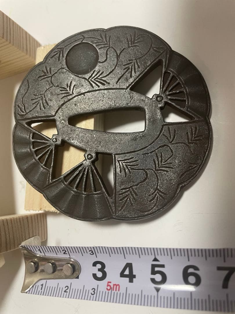 鉄地扇文透かし鍔　鍔飾り付き