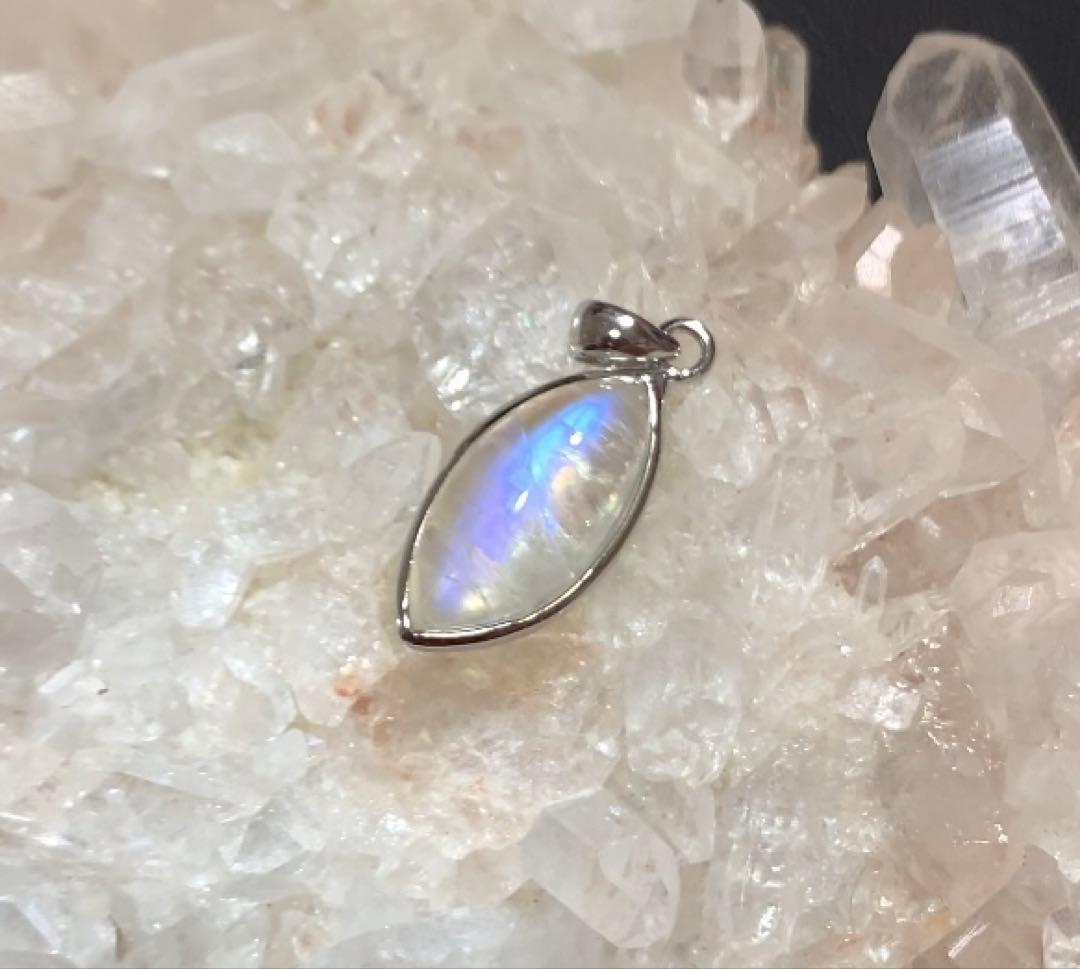 ⭐️eye様⭐️ 《ハイグレード》ホワイトラブラドライト　ペンダントトップ