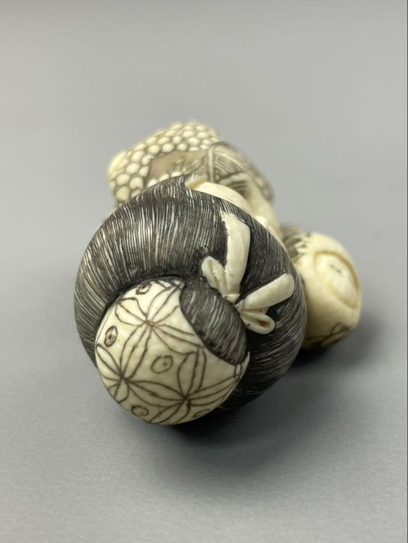 時代根付 極上細密彫り天然素材 白材 マンモス牙製 作家物 在銘 中国美術 唐子