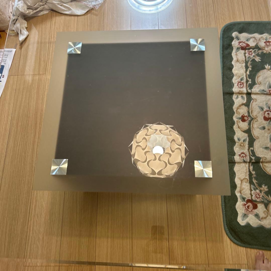 モダンデザイン　高級とおしゃれなローテーブル　ガラス天板 木製センターテーブル