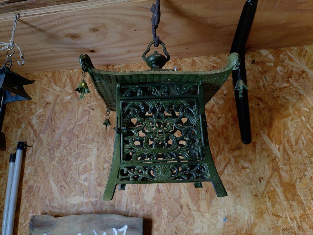 吊り灯籠　唐草紋　　アンティーク　雑貨　骨董　吊灯籠　灯り　照明　庭　インテリア